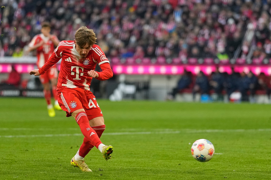 Bayern's Lennart Karl shoots to score during the Bundesliga soccer match between Bayern Munich and Freiburg in Munich, Saturday, Nov. 22, 2025.(AP Photo/Matthias Schrader)