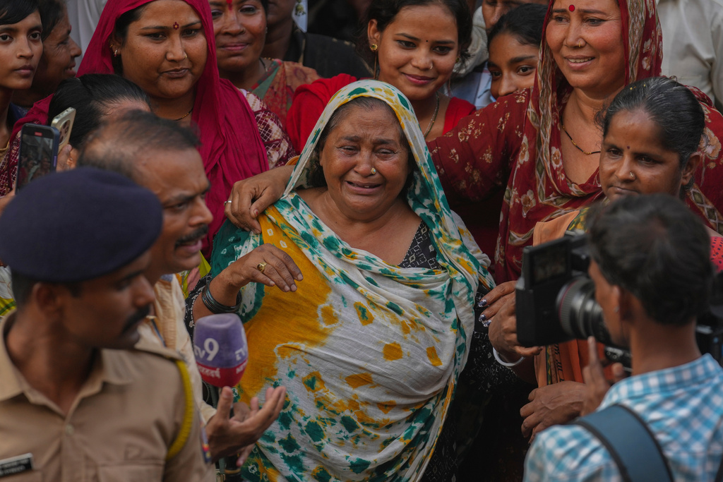 A fan mourns outside a cremation center to pay homage to Bollywood actor Dharmendra, in Mumbai India, Monday, Nov. 24, 2025.(AP Photo/Rafiq Maqbool)