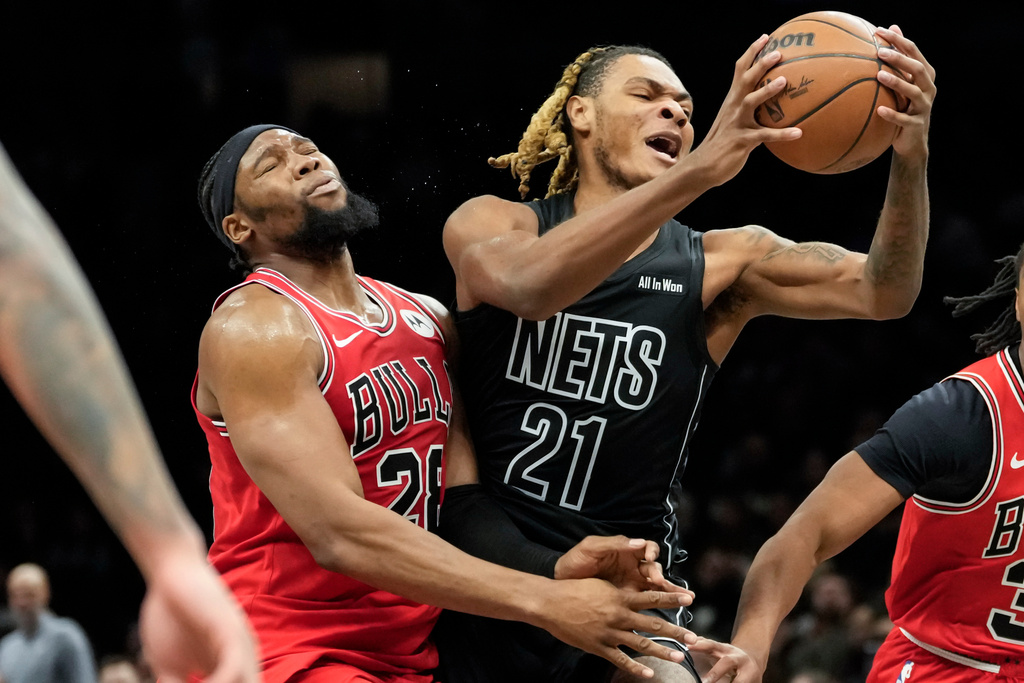 Brooklyn Nets forward Noah Clowney (21) is hit by Chicago Bulls forward Guerschon Yabusele, left, during the first half of an NBA basketball game, Monday, Feb. 9, 2026, in New York. (AP Photo/Yuki Iwamura)