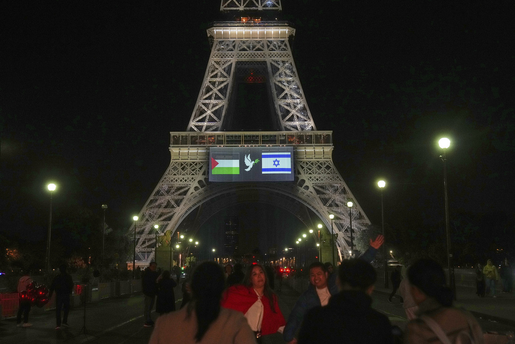 A large screen displays Palestinian and Israeli flags and a dove on the Eiffel Tower, Sunday, Sept. 21, 2025 in Paris, as France prepares to formally recognize a Palestinian state at the United Nations General Assembly. (AP Photo/Christophe Ena)