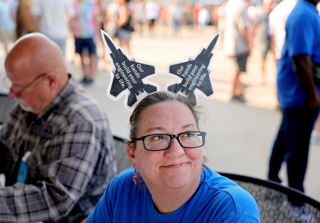 FILE - Christy Williams greets people at the voting check-in table where International Association of Machinists and Aerospace Workers union members picked up their ballot in Maryland Heights, Mo., Sept. 12, 2025, to vote on a negotiated tentative labor agreement that would end their strike against Boeing Defense St. Louis regional operations. (David Carson/St. Louis Post-Dispatch via AP, File)