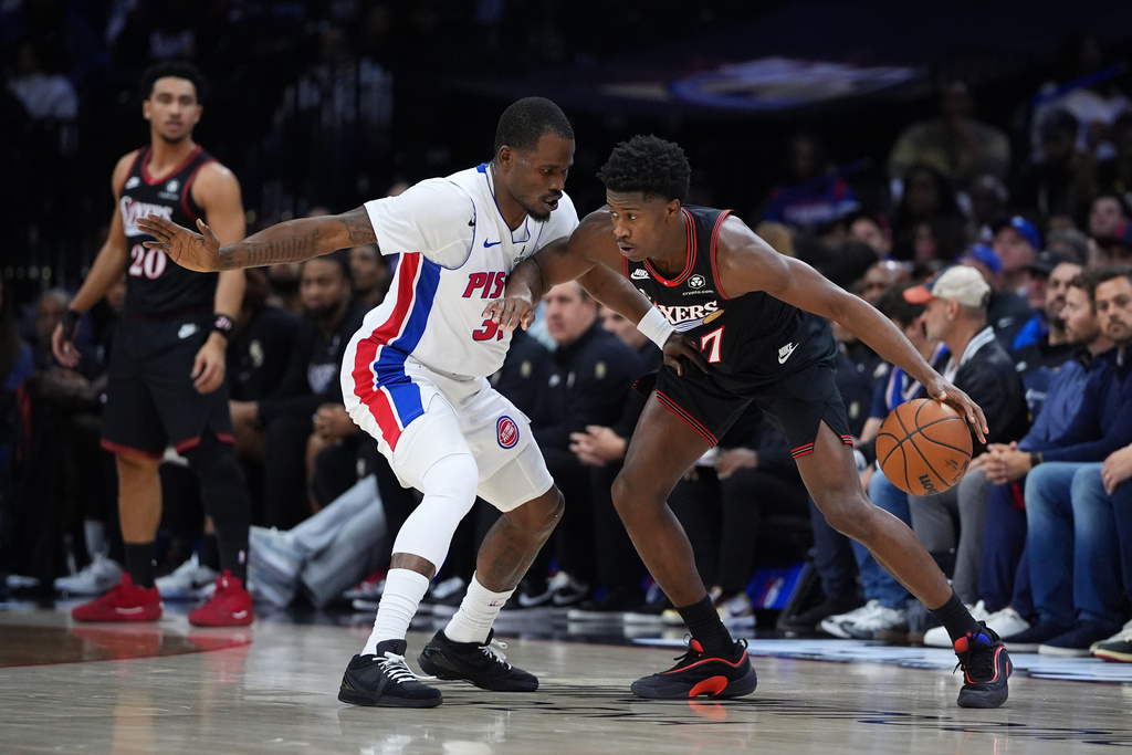 Philadelphia 76ers' VJ Edgecombe, right, tries to get past Detroit Pistons' Javonte Green during the first half of an NBA basketball game Sunday, Nov. 9, 2025, in Philadelphia. (AP Photo/Matt Slocum)