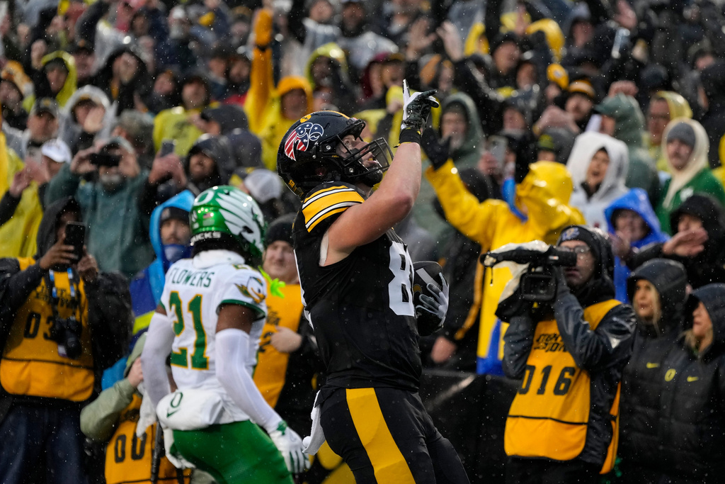 Iowa tight end DJ Vonnahme (81) celebrates after catching a touchdown pass during the first half of an NCAA college football game against Oregon, Saturday, Nov. 8, 2025, in Iowa City, Iowa. (AP Photo/Charlie Neibergall)