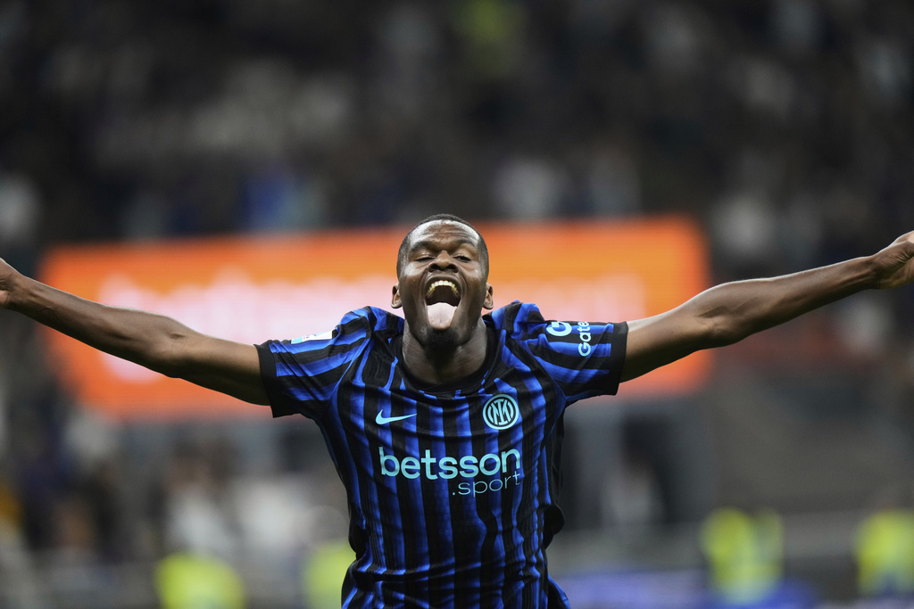 Inter Milan's Ange Yoan Bonny celebrates scoring his side's 5th goal during a Serie A soccer match between Inter Milan and Torino, at the San Siro stadium in Milan, Italy, Monday, Aug. 25, 2025. (AP Photo/Luca Bruno)