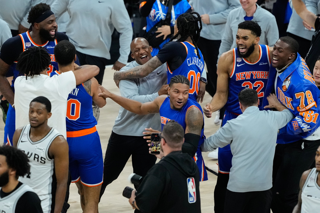 The New York Knicks celebrate after defeating the San Antonio Spurs in Game 5 of the NBA Finals basketball series, Saturday, June 13, 2026, in San Antonio. (AP Photo/Ross D. Franklin)