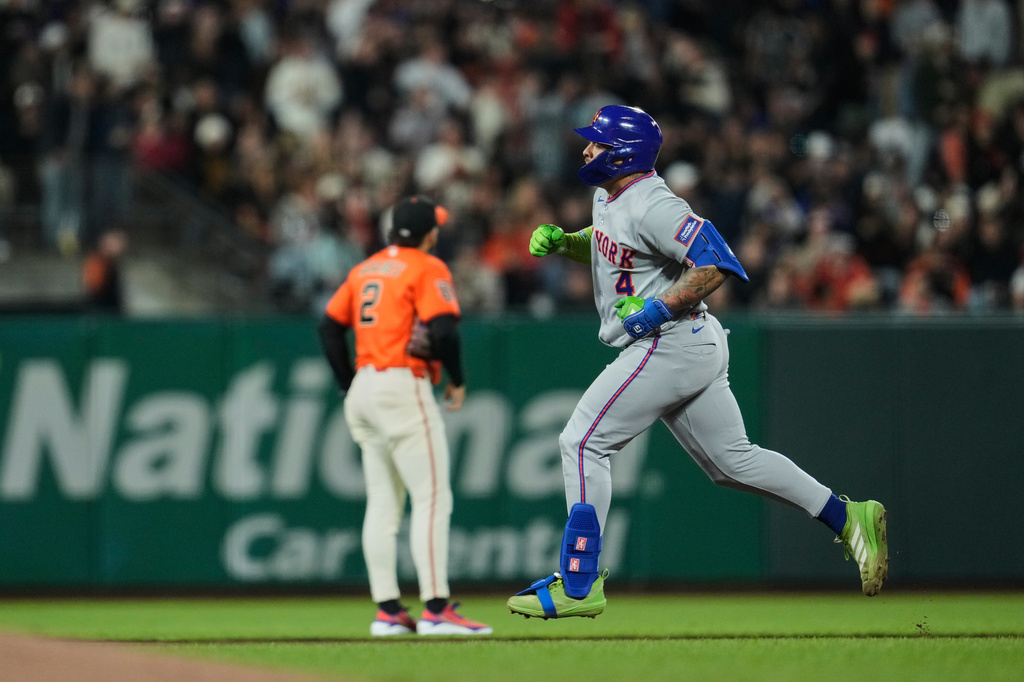 New York Mets' Francisco Alvarez (4) runs the bases after hitting a solo home run during the fourth inning of a baseball game against the San Francisco Giants, Friday, April 3, 2026, in San Francisco. (AP Photo/Godofredo A. Vásquez)