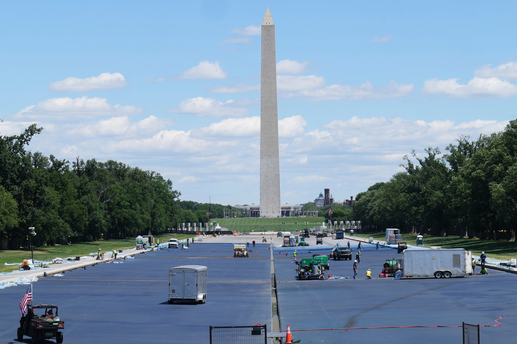 Workers apply a blue protective coating as part of a renovation project to the Lincoln Memorial Reflecting Pool, Friday, May 15, 2026, in Washington. (AP Photo/Jacquelyn Martin)