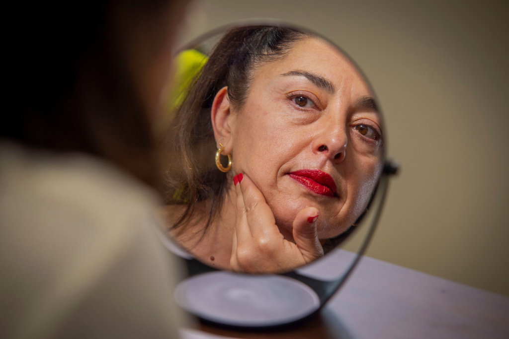 FILE - Deborah Borg discusses how to pull off the no makeup makeup look at the women's clothing store Dalya on Aug. 27, 2025, in New York. (Photo by Andy Kropa/Invision/AP, File)
