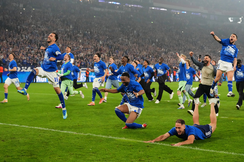 Schalke players celebrate at the end of the German Bundesliga 2 soccer match between FC Schalke 04 and Fortuna Duesseldorf in Gelsenkirchen, Germany, Saturday, May 2, 2026. (AP Photo/Martin Meissner)