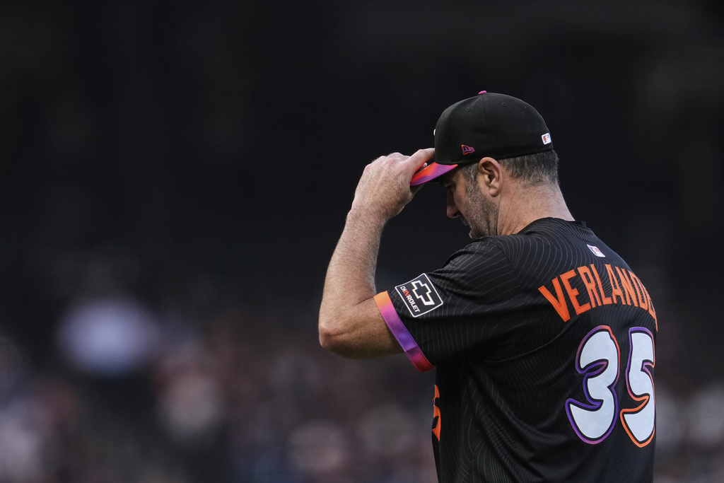 San Francisco Giants' Justin Verlander walks to the dugout after pitching against the Tampa Bay Rays in the fifth inning of a baseball game, Saturday, Aug. 16, 2025, in San Francisco. (AP Photo/Godofredo A. Vásquez)