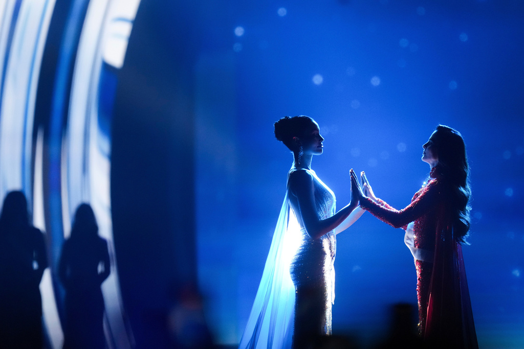 Miss Mexico Fatima Bosch, right, and Miss Thailand Praveenar Singh hold hands while waiting for the announcement of the winner for the 2025 Miss Universe pageant in Nonthaburi, Thailand, Nov. 21, 2025. (AP Photo/Sakchai Lalit, File)