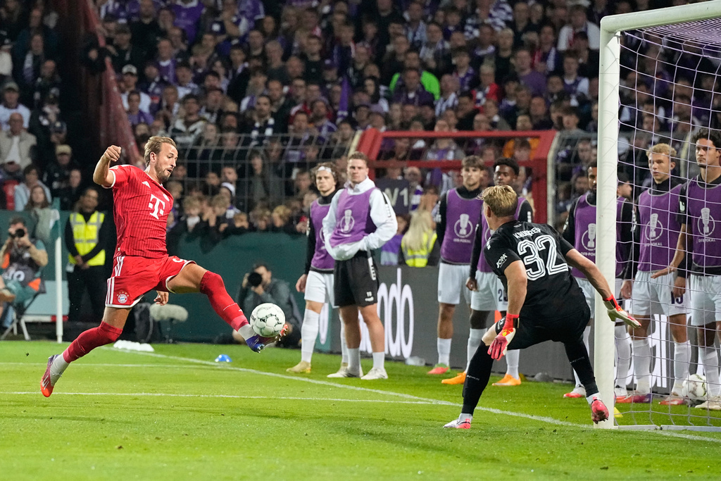 Bayern's Harry Kane, left, makes an attempt to score past Osnabrueck's goalkeeper Jonas Krumreyc during the German soccer cup match between VfL Osnabrueck and Bayern Munich in Osnabrueck, Germany, Wednesday, Sept. 2, 2026. (AP Photo/Martin Meissner)