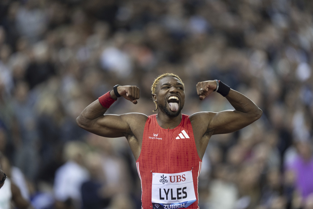 Noah Lyles, of United States, celebrates winning the men's 200-meter race at the World Athletics Diamond League final 2025 athletics meeting in Zurich, Switzerland, Thursday, Aug. 28, 2025. (Til Buergy/Keystone via AP)