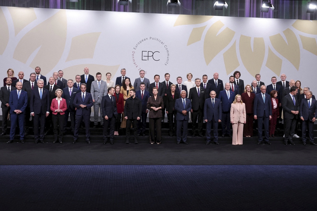 Ukrainian President Volodymyr Zelenskyy, front row center left, speaks to French President Emmanuel Macron as he stands with Denmark's Prime Minister Mette Frederiksen and other heads of state, including Italian Premier Giorgia Melon, front row fourth from right, Poland's Prime Minister Donald Tusk, right, European Commission President Ursula von der Leyen, Spain's Prime Minister Pedro Sanchez, fourth from left, during a family photo at the European Political Community summit, in Copenhagen, Thursday, Oct. 2, 2025. (Suzanne Plunkett/Pool Photo via AP)