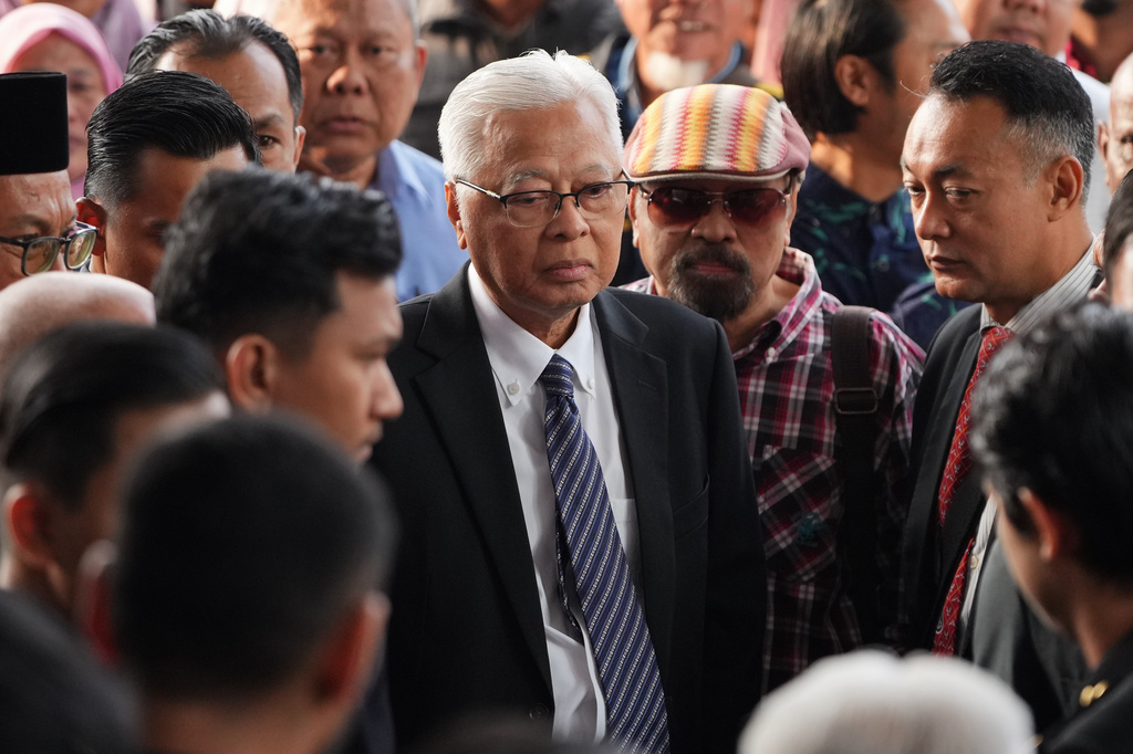 Malaysia's former Prime Minister Ismail Sabri Yaakob, center, arrives at courthouse for a corruption case in Kuala Lumpur, Malaysia, Thursday, Aug. 27, 2026. (AP Photo/Vincent Thian)