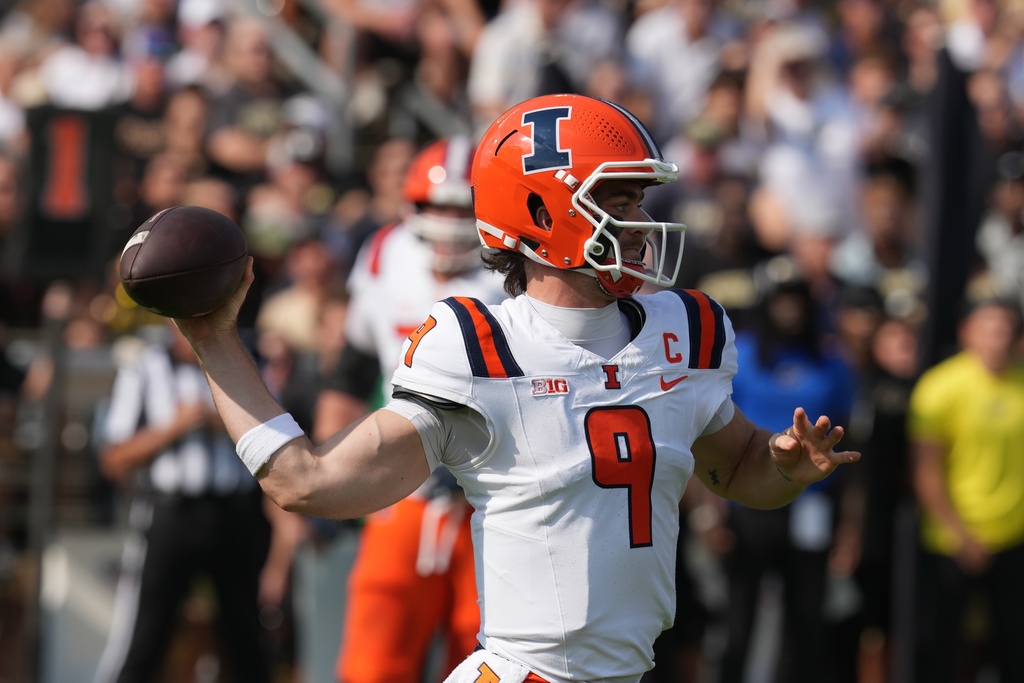 Illinois quarterback Luke Altmyer (9) throws during the first half of an NCAA college football game against Purdue, Saturday, Oct. 4, 2025, in West Lafayette, Ind. (AP Photo/Darron Cummings)