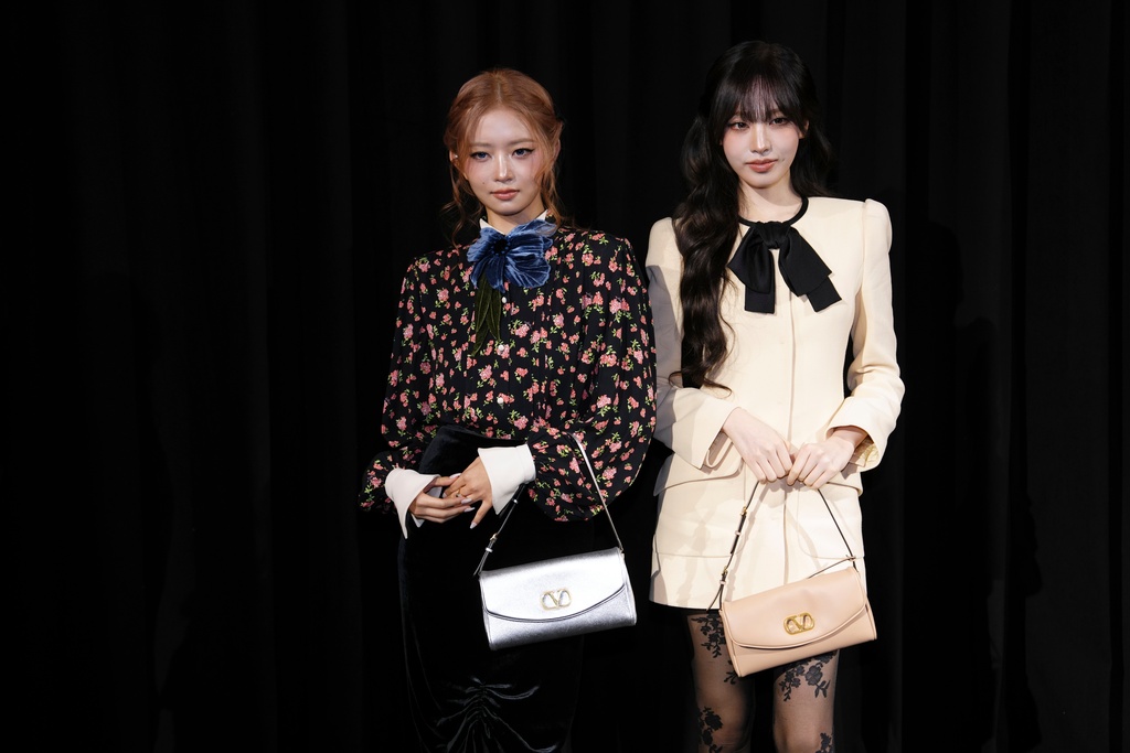 Rei, left, and Liz from the group IVE pose for photographers upon arrival at the Valentino Spring/Summer 2026 Haute Couture collection presented in Paris, Wednesday, Jan. 28, 2026. (AP Photo/Aurelien Morissard)