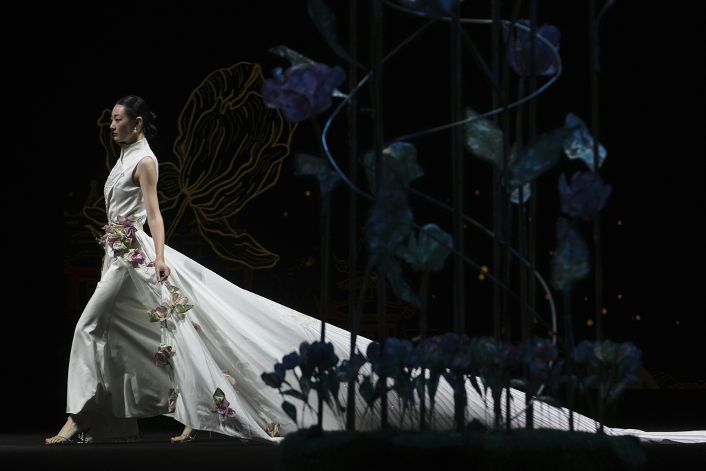 A model presents a creation from the Lijin collection by Rong He during the SS2026 China Fashion Week, in Beijing, China, Thursday, Sept. 11, 2025. (AP Photo/Andy Wong)