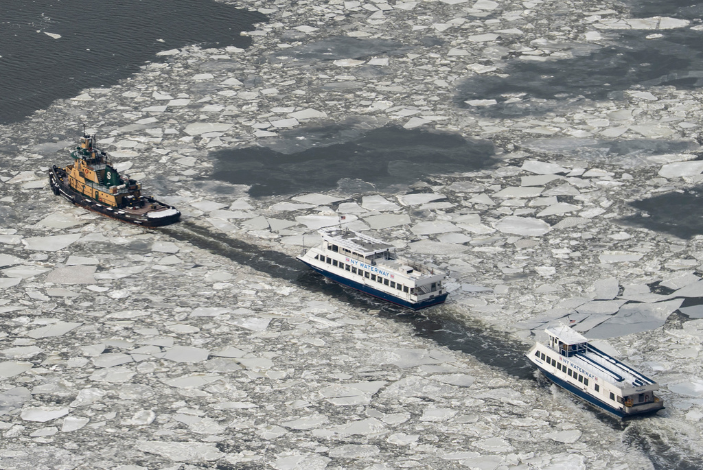 New York Waterway ferries move as ice floats on the Hudson River seen from the Edge sky deck at Hudson Yards, Tuesday, Jan. 27, 2026, in New York. (AP Photo/Yuki Iwamura)
