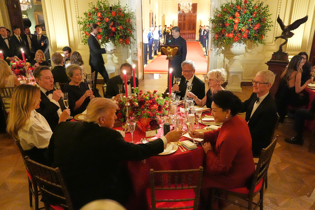 President Donald Trump toasts with Peng Liyuan during a State Dinner with China's President Xi Jinping in the East Room of the White House, Thursday, Sept. 24, 2026, in Washington. (AP Photo/Alex Brandon)