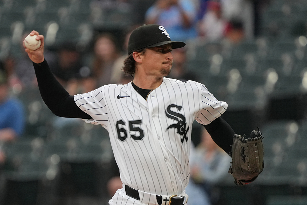 Chicago White Sox pitcher Davis Martin throws the ball against the Atlanta Braves during the first inning in a baseball game, Wednesday, June 10, 2026, in Chicago. (AP Photo/David Banks)