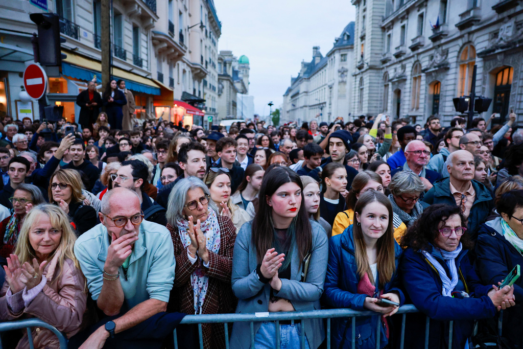 People applaud along the route of the cenotaph of former French Justice Minister Robert Badinter, a revered rights defender who spearheaded France's drive to end the death penalty,during his induction ceremony into the Pantheon monument, Thursday, Oct. 9, 2025 in Paris. (Stephanie Lecocq/Pool photo via AP)