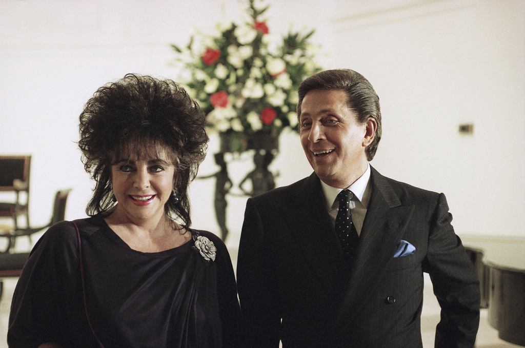 FILE - Actress Elizabeth Taylor, left, and designer Valentino Garavani pose for photographers in Rome, Jan. 19, 1990 during the presentation of the Italian designerís 1990 Spring-Summer collection. (AP Photo/Massimo Sambucetti, File)