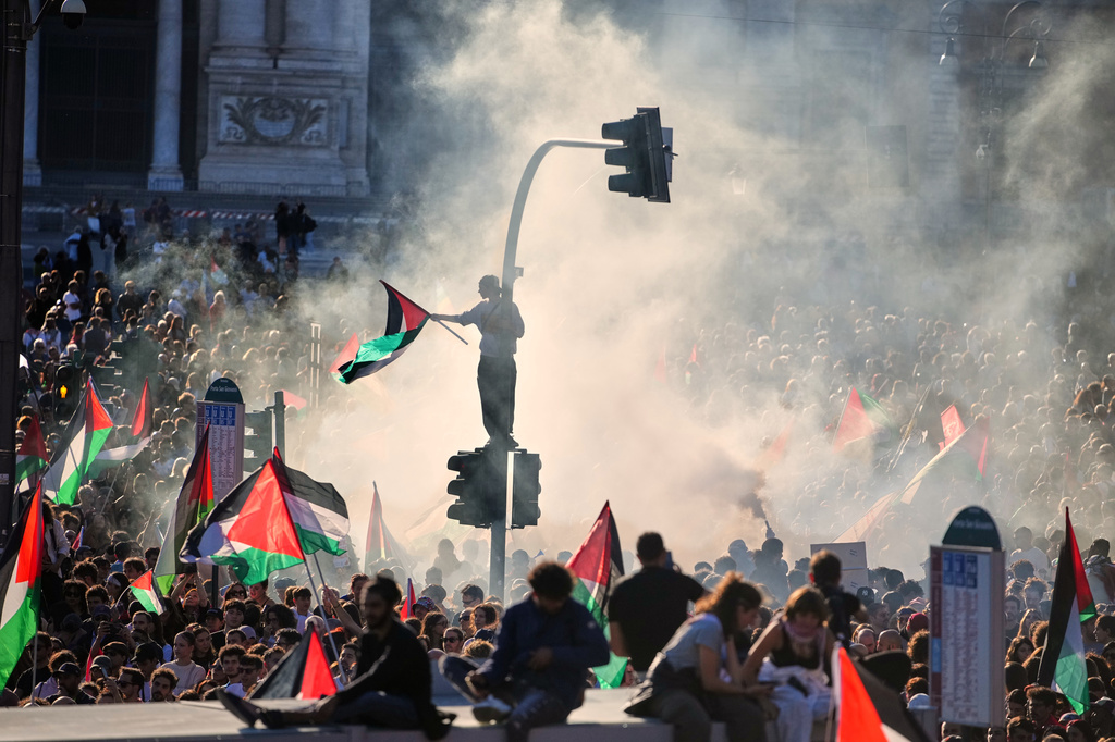 Pro-Palestinian demonstrators gather in Rome's San Giovanni Square, Saturday, Oct. 4, 2025, at the end of a march calling for an end to the war in Gaza. (AP Photo/Alessandra Tarantino)