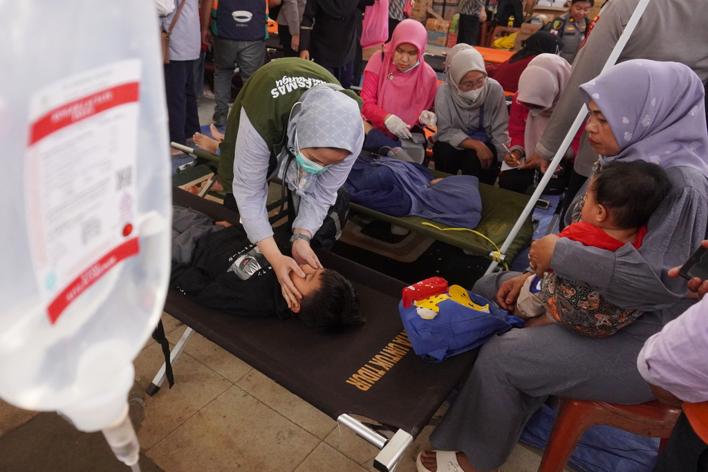 Health workers examine children who fell ill from food poisoning, at Cililin Hospital in West Bandung, Indonesia, Thursday, Sept. 25, 2025. (AP Photo/Adnan Kheruma)