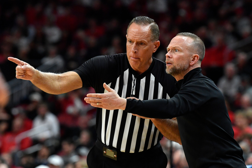 Louisville head coach Pat Kelsey argues with referee Don Dailey during the first half of an NCAA college basketball game in Louisville, Ky., Wednesday, Feb. 4, 2026. (AP Photo/Timothy D. Easley)