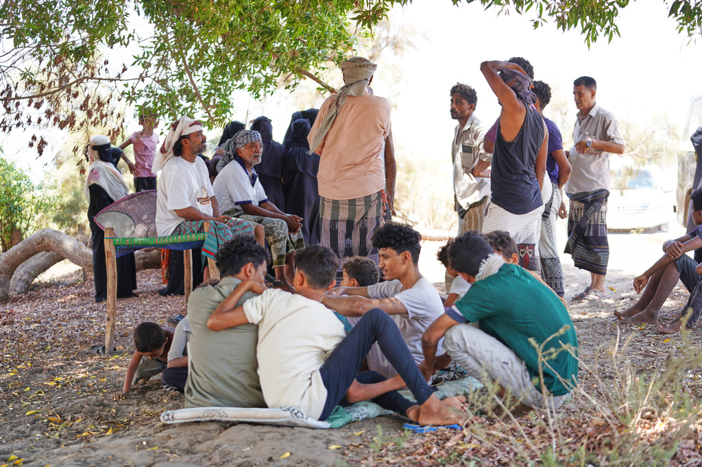 Displaced Yemenis, from Al Khawkhah city, 400 kilometers (249 miles) south west of Sanaa, wait to enter a temporary shelter in Aden, Yemen, Sunday, Sept. 13, 2026. (AP Photo/Abdulnasser Alseddik)