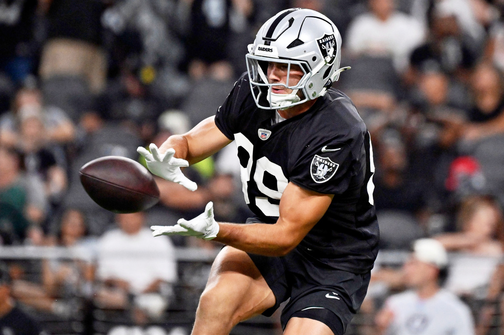 FILE - Las Vegas Raiders tight end Brock Bowers (89) participates during an NFL football practice, Aug. 11, 2026, in Las Vegas. (AP Photo/David Becker, File)