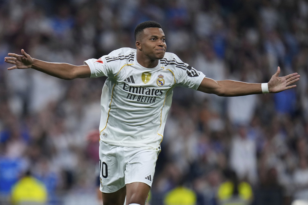 Real Madrid's Kylian Mbappe celebrates after scoring from a penalty kick during the La Liga soccer match between Real Madrid and Osasuna in Madrid, Spain, Tuesday, Aug. 19, 2025. (AP Photo/Manu Fernandez)