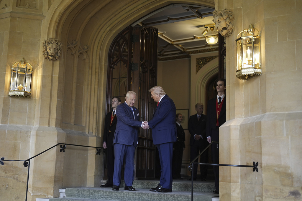 Britain's King Charles III, left, formally bids farewell to US President Donald Trump at Windsor Castle, Windsor, England, Thursday Sept. 18, 2025. (Aaron Chown/Pool Photo via AP)