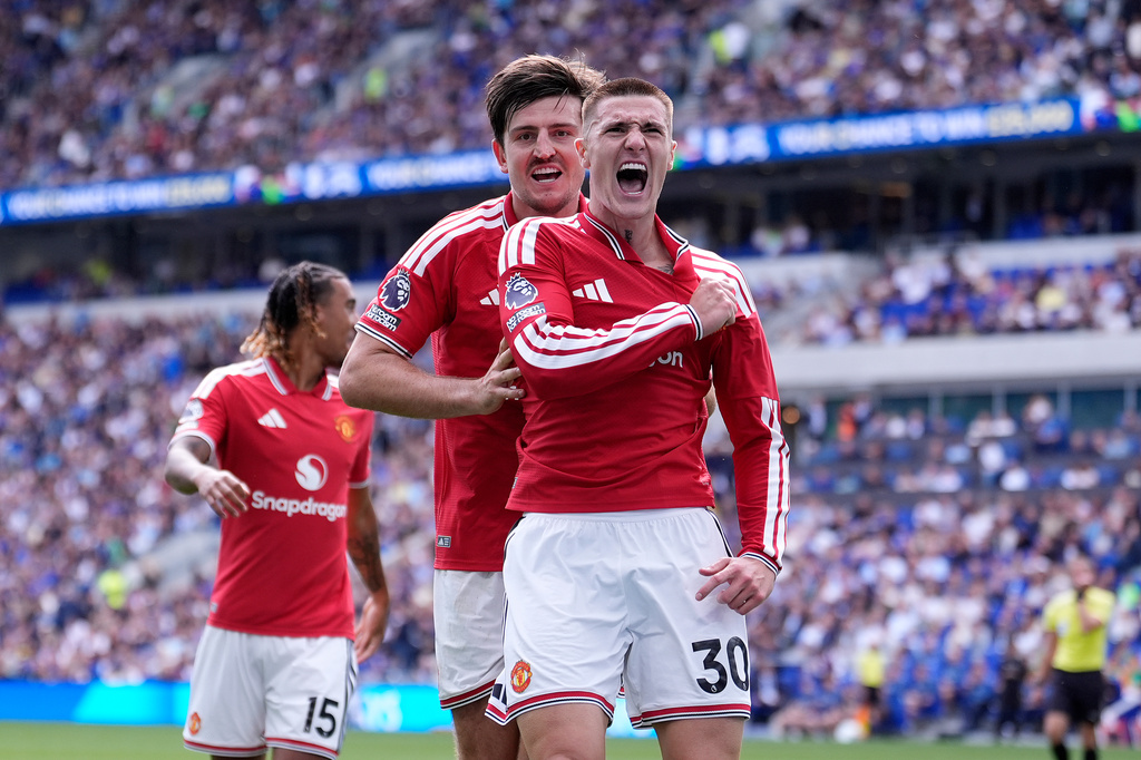 Manchester United's Benjamin Sesko, right, celebrates scoring their side's second goal of the game during the English Premier League soccer match between Everton and Manchester United in Liverpool, England, Sunday, Sept. 6, 2026. (Peter Byrne/PA via AP)