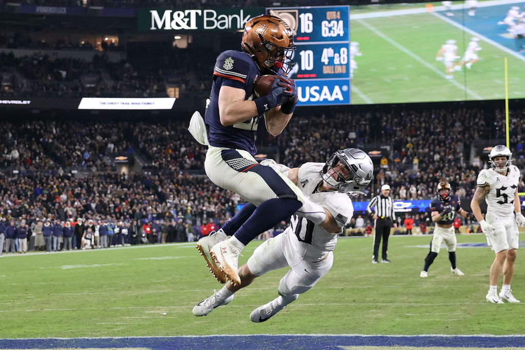 Navy running back Eli Heidenreich catches a touchdown pass during the second half of an NCAA college football game against Army, Saturday, Dec. 13, 2025, in Baltimore, Md. (AP Photo/Daniel Kucin Jr.)