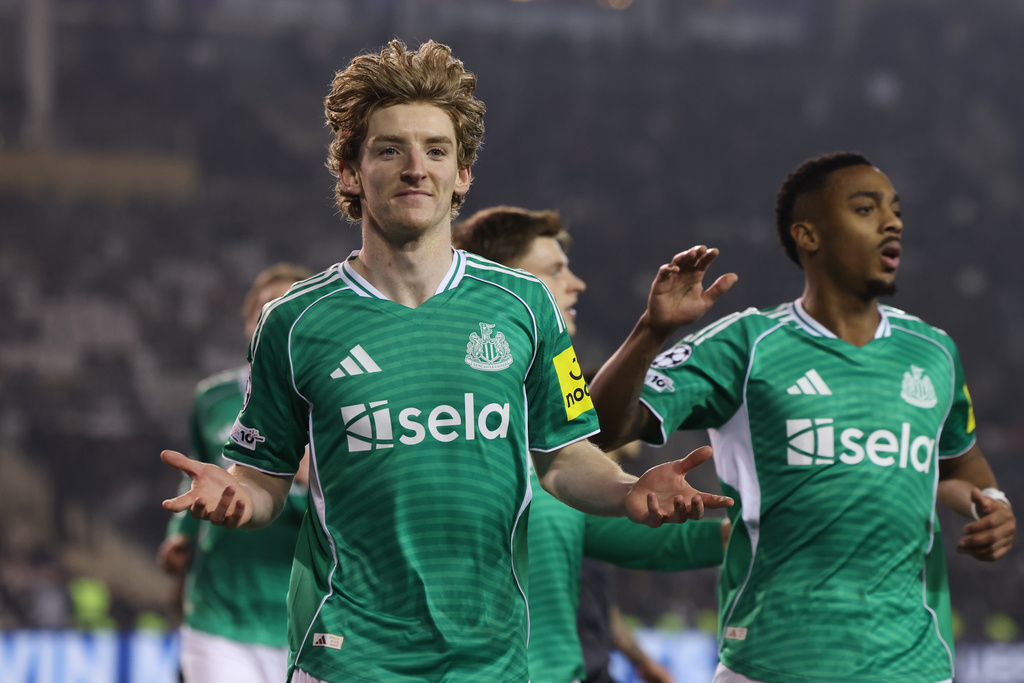 Newcastle's Anthony Gordon, left, celebrates after scoring his side's first goal during the Champions League play-off first leg soccer match between Qarabag and Newcastle in Baku, Azerbaijan, Wednesday, Feb. 18, 2026. (AP Photo)