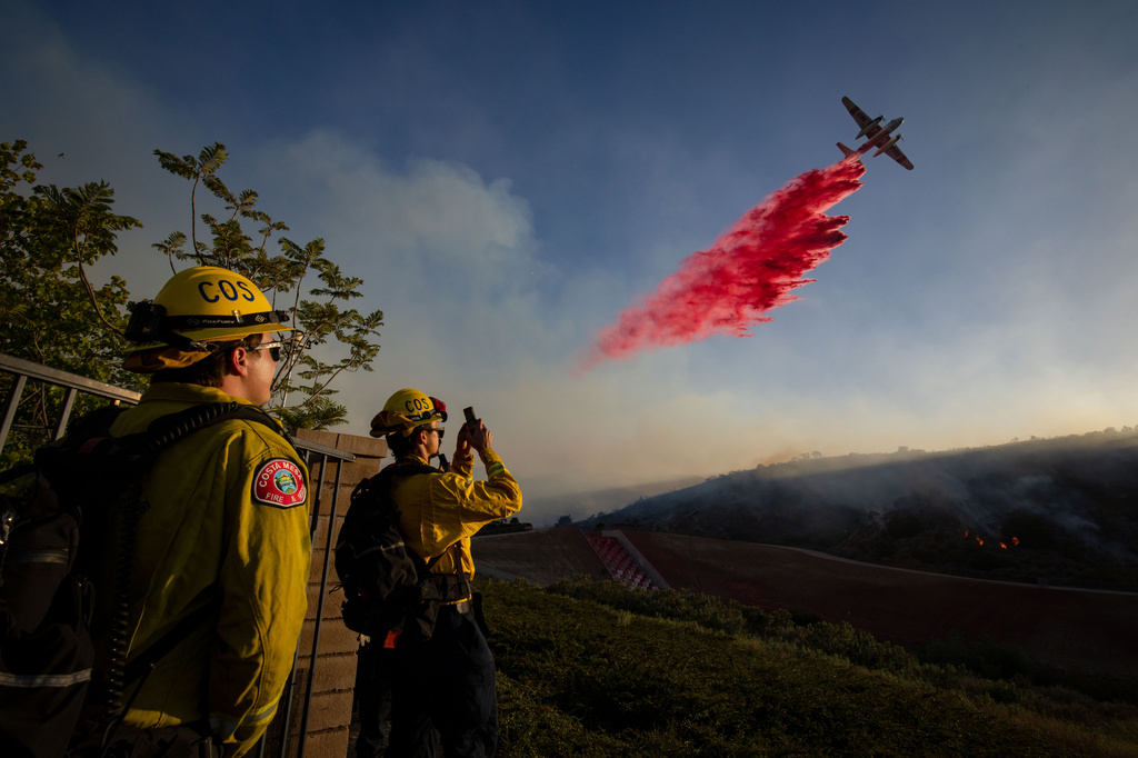 An air tanker drops retardant on the Sandy Fire on Monday, May 18, 2026, in Simi Valley, Calif. (AP Photo/Ethan Swope)