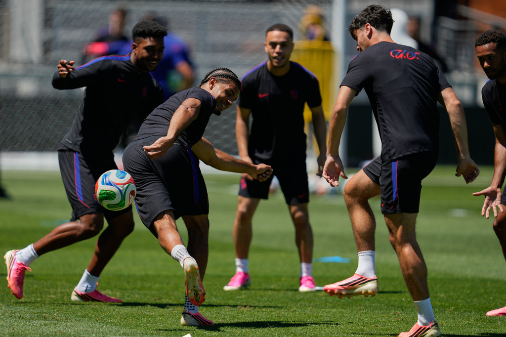 United States' Miles Robinson, front left, warm up with teammates during a training session ahead of their World Cup Round of 32 soccer match against Bosnia and Herzegovina, Tuesday, June 30, 2026, in San Jose, Calif. (AP Photo/Eugene Hoshiko)