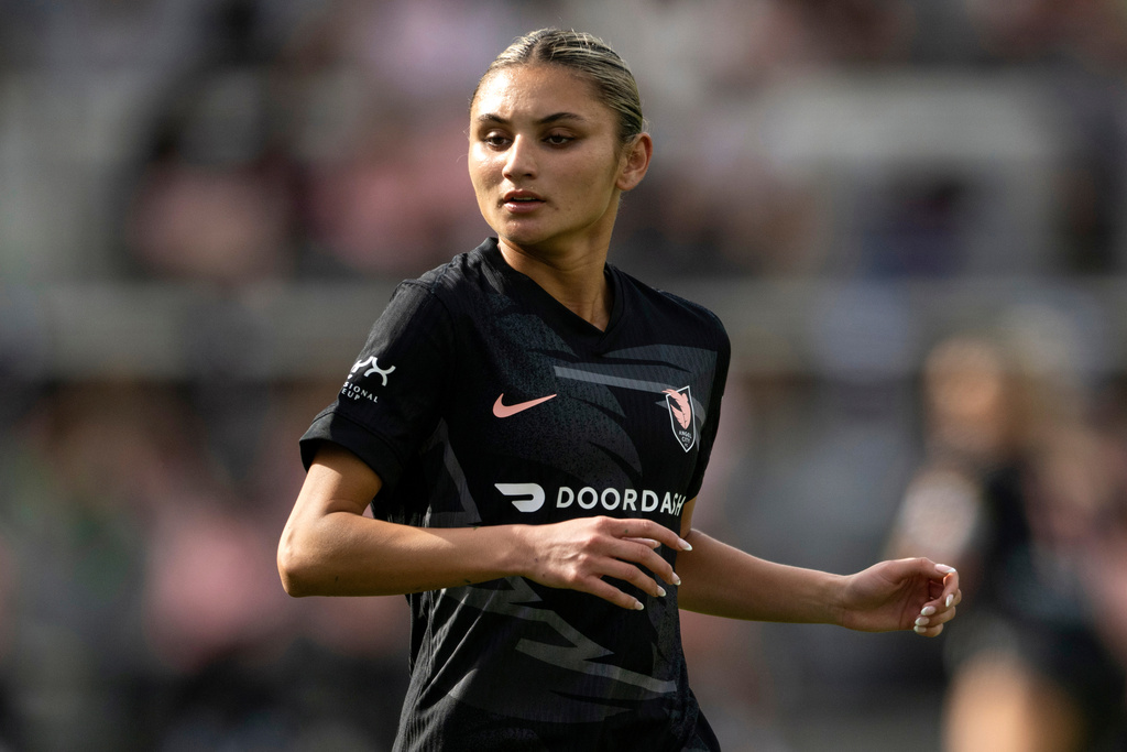 FILE - Angel City FC defender Gisele Thompson (20) runs during an NWSL soccer match against the San Diego Wave FC in Los Angeles, Sunday, March 16, 2025. (AP Photo/Kyusung Gong,File)