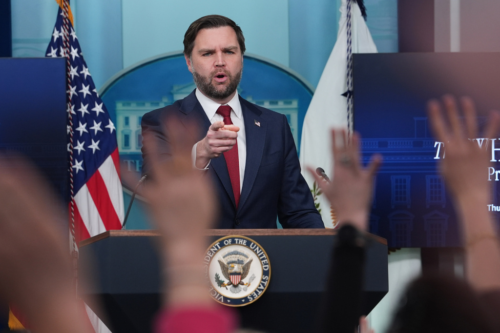 El vicepresidente estadounidense JD Vance habla en una sesión informativa en la Casa Blanca, el jueves 8 de enero de 2026 en Washington. (AP Foto/Evan Vucci)