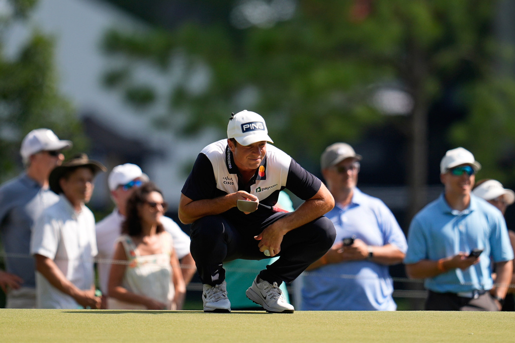 Viktor Hovland lines up a shot from the 11th green during the final round of the PGA Tour Championship golf tournament Sunday, Aug. 30, 2026, in Atlanta. (AP Photo/Mike Stewart)