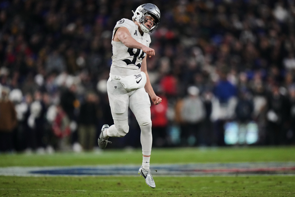 Army kicker Dawson Jones (95) celebrates after kicking a field goal during the first half of an NCAA college football game against Navy, Saturday, Dec. 13, 2025, in Baltimore. (AP Photo/Stephanie Scarbrough)