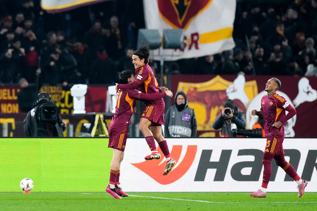 Roma's Niccolo Pisilli, center, celebrates after scoring his side's second goal during the Europa League soccer match between Roma and VfB Stuttgart in Rome, Thursday, Jan. 22, 2026. (AP Photo/Gregorio Borgia)
