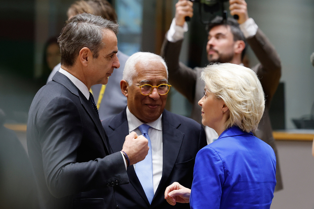 From left, Greece's Prime Minister Kyriakos Mitsotakis, European Council President Antonio Costa and European Commission President Ursula von der Leyen speak during a round table meeting at the EU summit in Brussels, Thursday, March 19, 2026. (AP Photo/Geert Vanden Wijngaert)