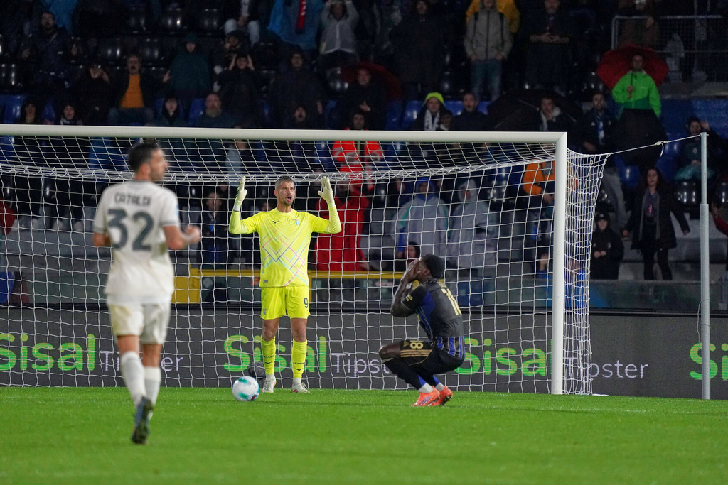 Pisa's Juan Cuadrado reacts after an attempt to score during the Serie A soccer match between Pisa and Lazio in Pisa, Italy; Thursday, Oct. 30; 2025. (Alessandro La Rocca/LaPresse via AP)