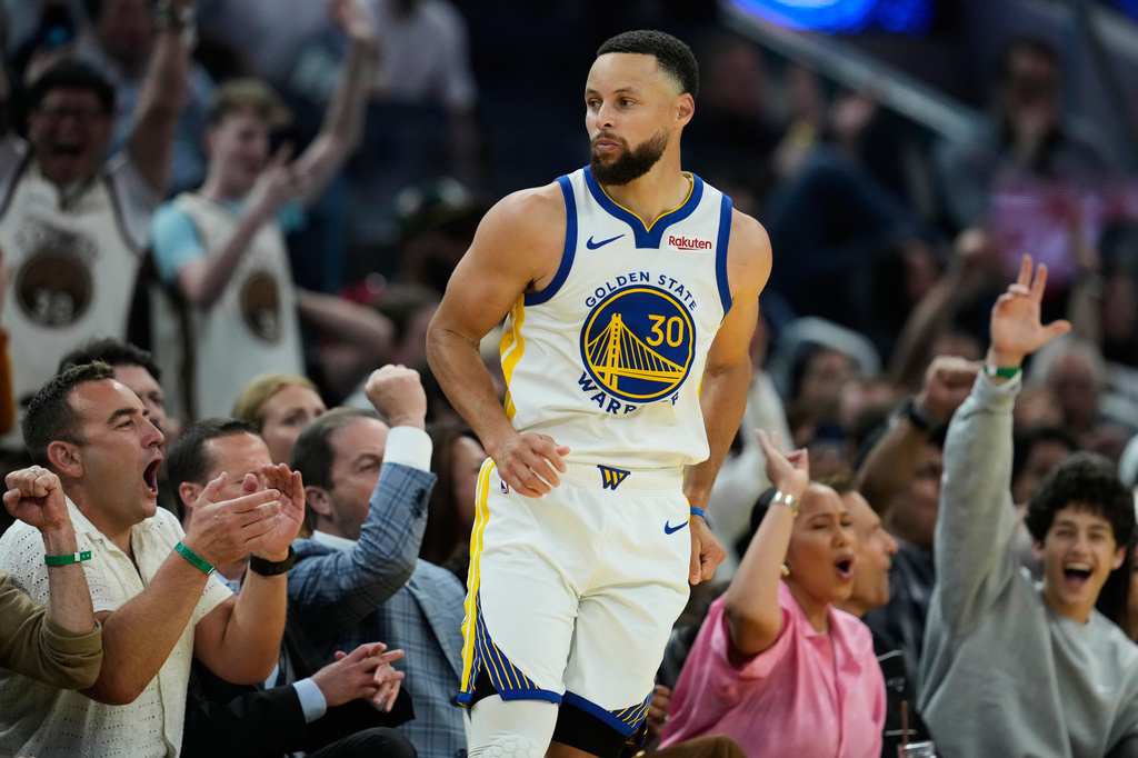 Golden State Warriors guard Stephen Curry (30) reacts after making a 3-point basket during the second half of an NBA basketball game against the Houston Rockets, Sunday, April 5, 2026, in San Francisco. (AP Photo/Godofredo A. Vásquez)