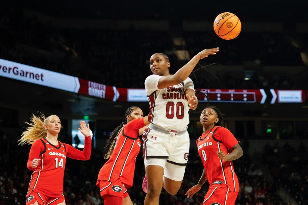 South Carolina guard Ta'Niya Latson (00) passes the ball ahead of Georgia guard Rylie Theuerkauf (14), forward Zhen Craft, second from left, and guard Trinity Turner (0) during the first half of an NCAA college basketball game in Columbia, S.C., Sunday, Jan. 11, 2026. (AP Photo/Nell Redmond)