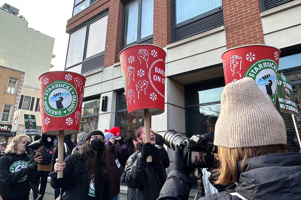 Starbucks employees and supporters picket outside a Starbucks store in the Brooklyn borough of New York, Monday, Dec. 1, 2025 (AP Photo/Jennifer Peltz)