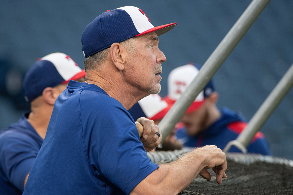 Texas Rangers manager Bruce Bochy watches the Rangers batting practice before the start of a baseball game against the Cleveland Guardians, Friday, Sept. 26, 2025, in Cleveland. (AP Photo/Phil Long)